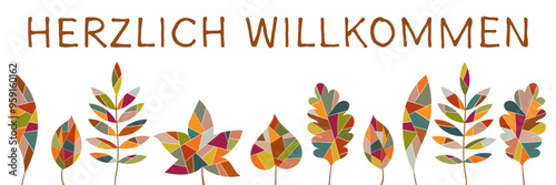 Herzlich Willkommen - Schriftzug in deutscher Sprache. Banner mit bunten Blättern