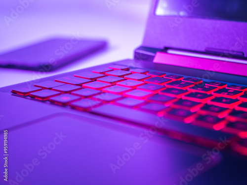 teclado de ordenador portátil con teclas retroiluminadas.