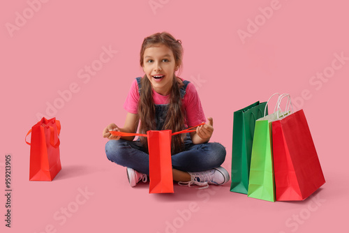 Little girl with shopping b...