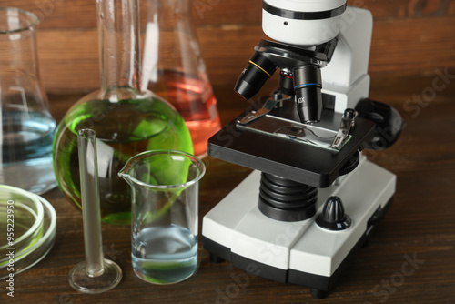 Microscope and laboratory g...