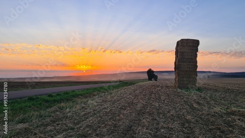Valokuva Coucher de soleil sur un champ de blé fraîchement moissonné quelque part dans la