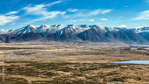Φωτογραφία The way to Lake Ohau and the southern alps through alpine grasses and tundra ter