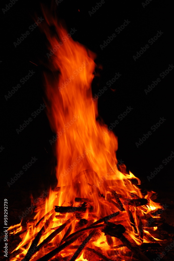 Obraz premium fire burning with flames isolated against black background