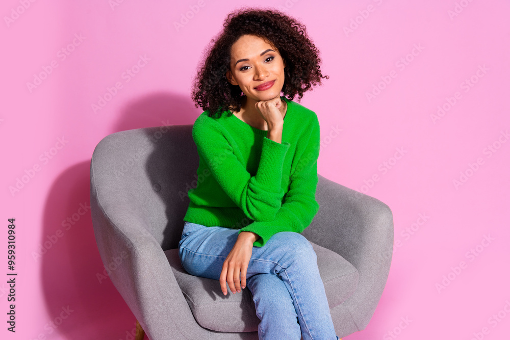 Φωτογραφία Photo portrait of lovely young lady sit armchair thoughtful dressed stylish gree
