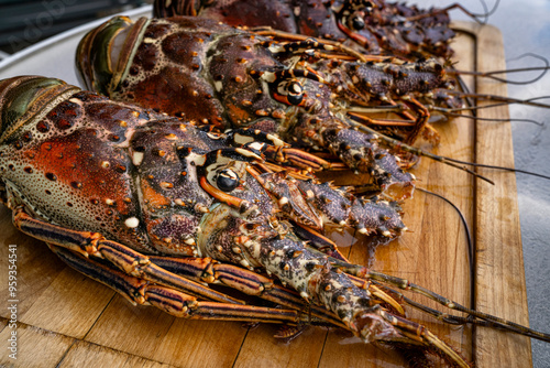 Obraz na płótnie Food themes: Fresh lobsters on kitchen table. w salonie