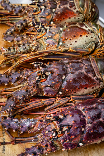 Obraz na płótnie Food themes: Fresh lobsters on kitchen table. w salonie