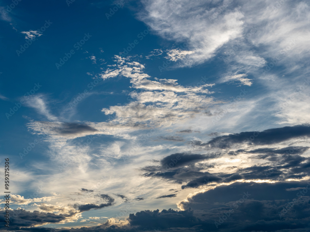 朝日に照らされる雲と青空 朝日に照らされる雲と青空