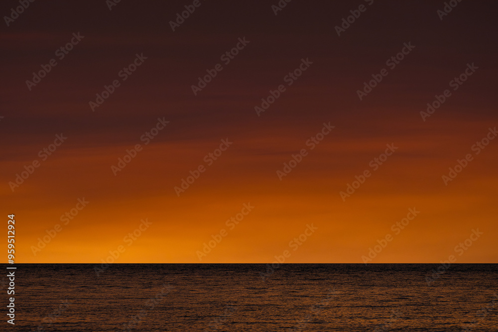 Obraz premium Enjoy a panoramic view of the skyline. The sun rises in the morning sky with colorful clouds. and beautiful cloud patterns In the soft light of the morning at sea 