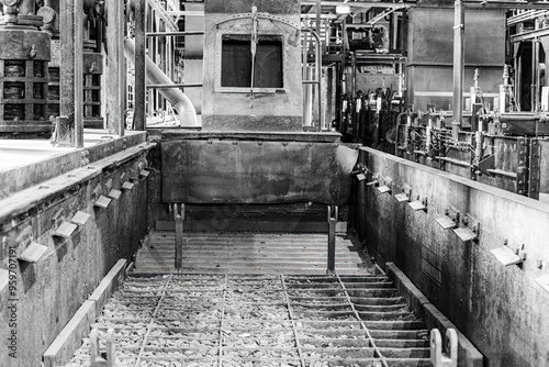 Obraz na płótnie
Black and white photo of an old coal shaft in a disused industrial area w salonie