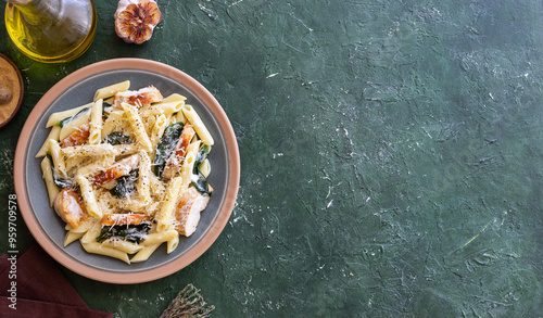 Photos Pasta alfredo with chicken, spinach and cheese. Italian food.