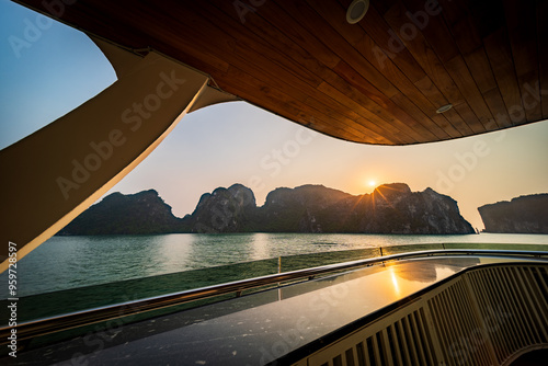 Foto Luxury cruise in Ha Long Bay, Quang Ninh, Vietnam