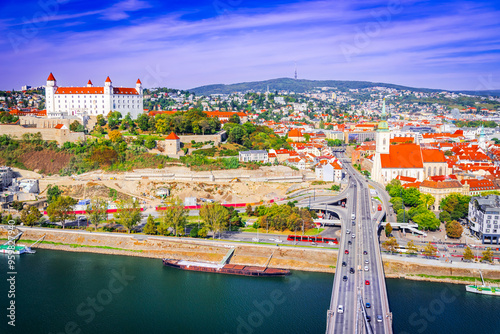 Obraz na płótnie Bratislava, Slovakia. Panoramic rooftop view of the Hrad Castle and Danube River. w salonie