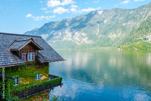 Canvastavla Enchanting lakeside view of Hallstatt, Austria with stunning mountains and vibra