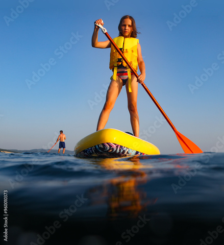Obraz na płótnie sup surfing in the sea w salonie