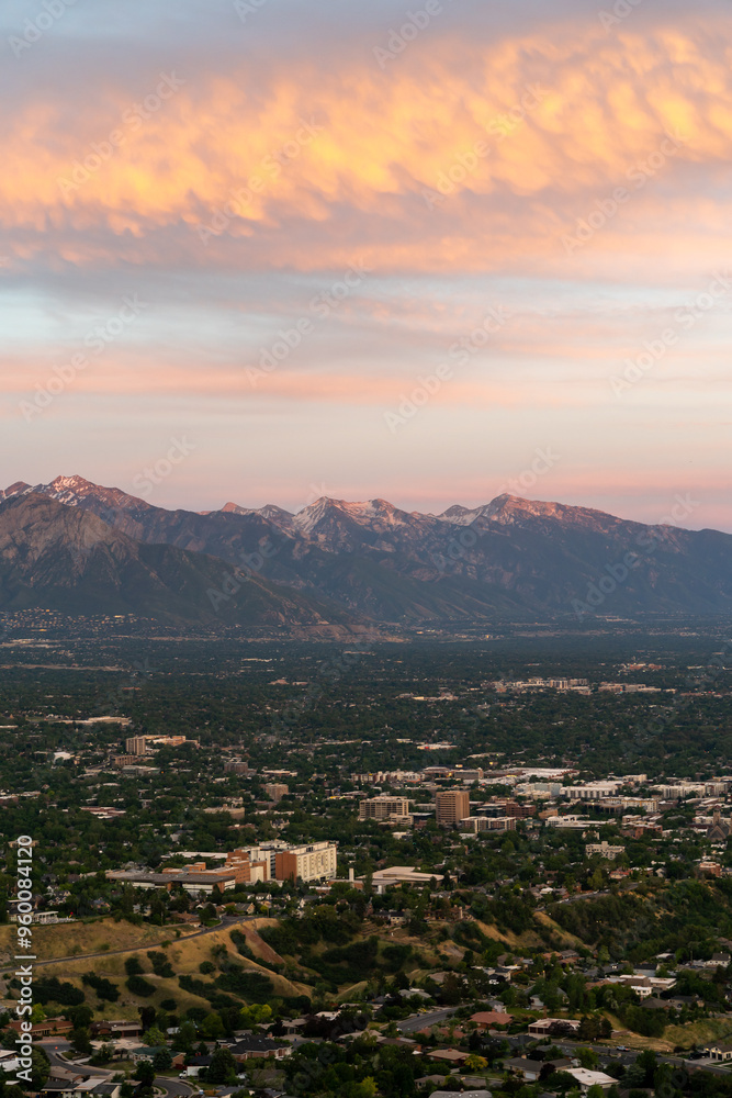 Obraz premium Sunset views of the Salt Lake Valley and Wasatch Range from Ensign Peak, Utah.
