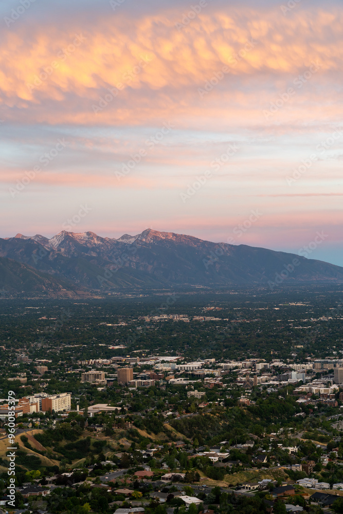 Obraz premium Sunset views of the Salt Lake Valley and Wasatch Range from Ensign Peak, Utah.