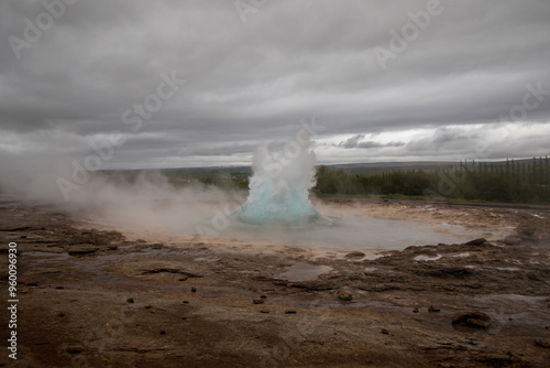 Wallpaper Mural Erupting geysir Torontodigital.ca