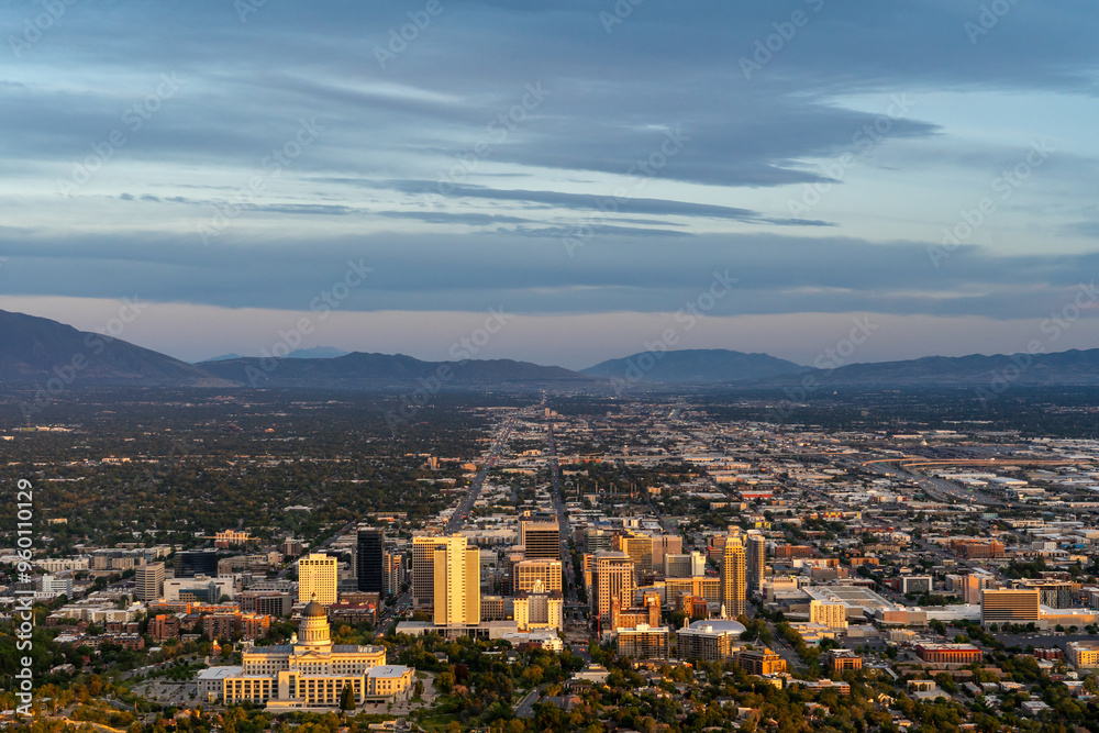 Obraz premium Sunset views of the Salt Lake Valley and Wasatch Range from Ensign Peak, Utah.