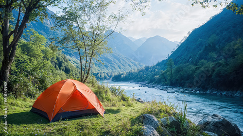 une tente de camping orange installée sur le bord d'une rivière dans une vallée montagneuse