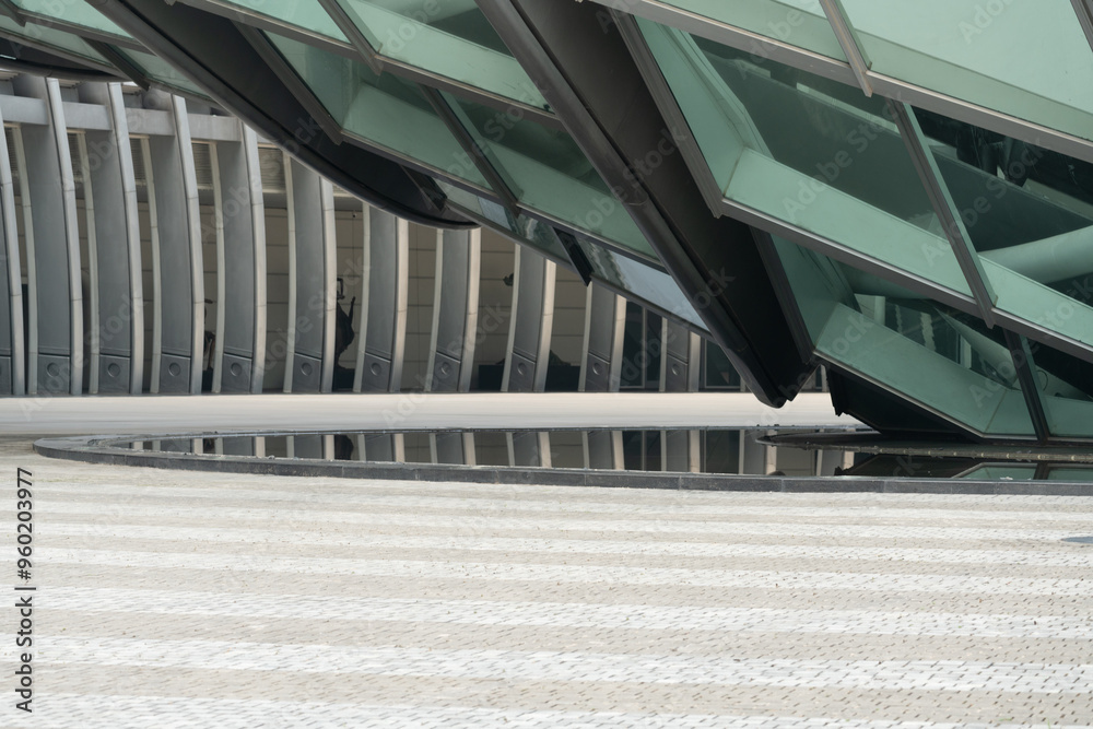 Obraz premium empty concrete ground in front of modern office buildings in downtown. floor for copy space