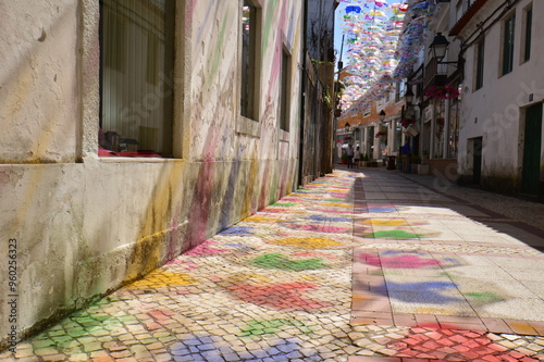 傘の光が道端に映る