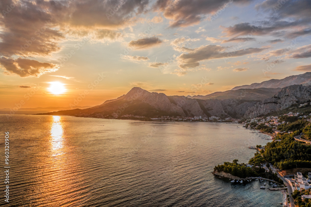 Φωτογραφία Aerial view of Omis against colorful sunset in Croatia, Europe