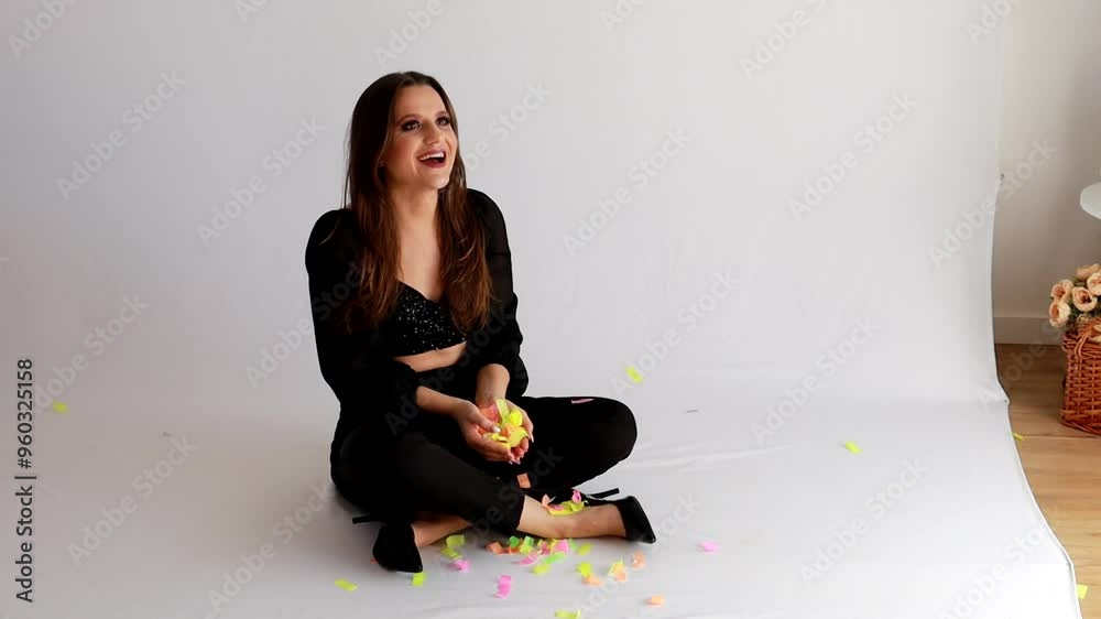 mulher solta confetes de festa , celebração de mais um aniversário 