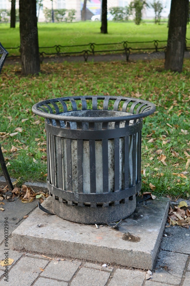 Obraz premium public trash can on city street filled with garbage. plastic waste in trash can container. concept of waste recycling in city. environmental pollution. recycling garbage, biodegradable plastic