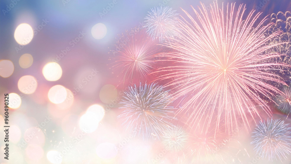 Cartão de felicitações final de ano, fogos de artifício, luzes desfocadas de fundo. tons pasteis claros. Ano novo, festividades de final de ano.