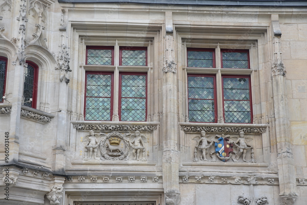 Fenêtres gothiques du palais de Bourgtheroulde à Rouen en Normandie. France