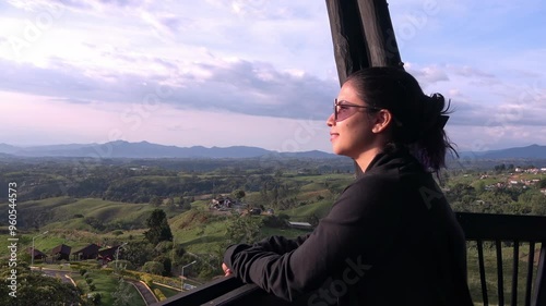 mujer contempla el atardecer, montañas del eje cafetero colombiano