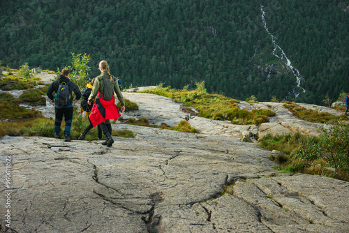 Turistas o senderistas de montaña mirando el paisaje de Preikestolen, o Púlpito,  gran roca que se levanta sobre el fiordo lysefjord en Noruega. photo