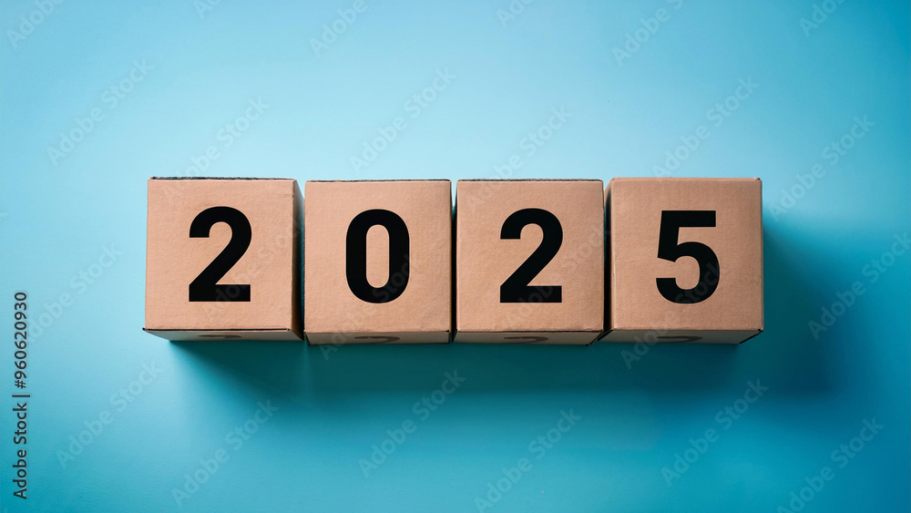Número, ano 2025 escritos em caixas de papelão ordenadas em linha fundo azul claro tons pasteis. Final de ano. Ano novo. Número, ano 2025 escritos em caixas de papelão ordenadas em linha fundo azul claro tons pasteis. Final de ano. Ano novo.