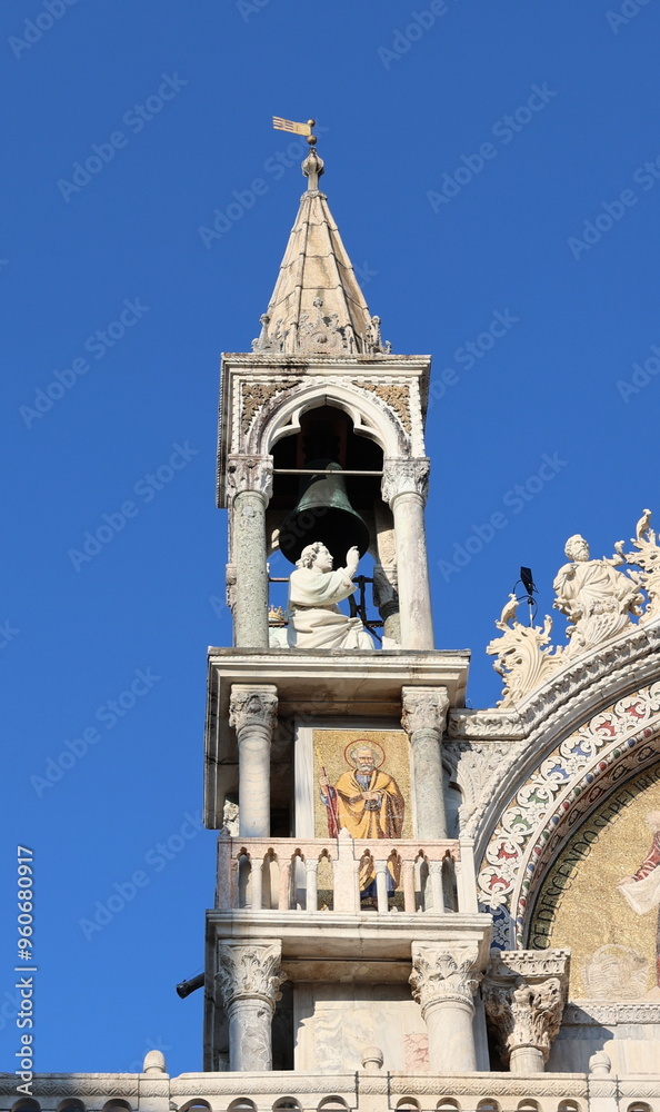 Kleiner Glockenturm auf dem Markusdom in Venedig Kleiner Glockenturm auf dem Markusdom in Venedig