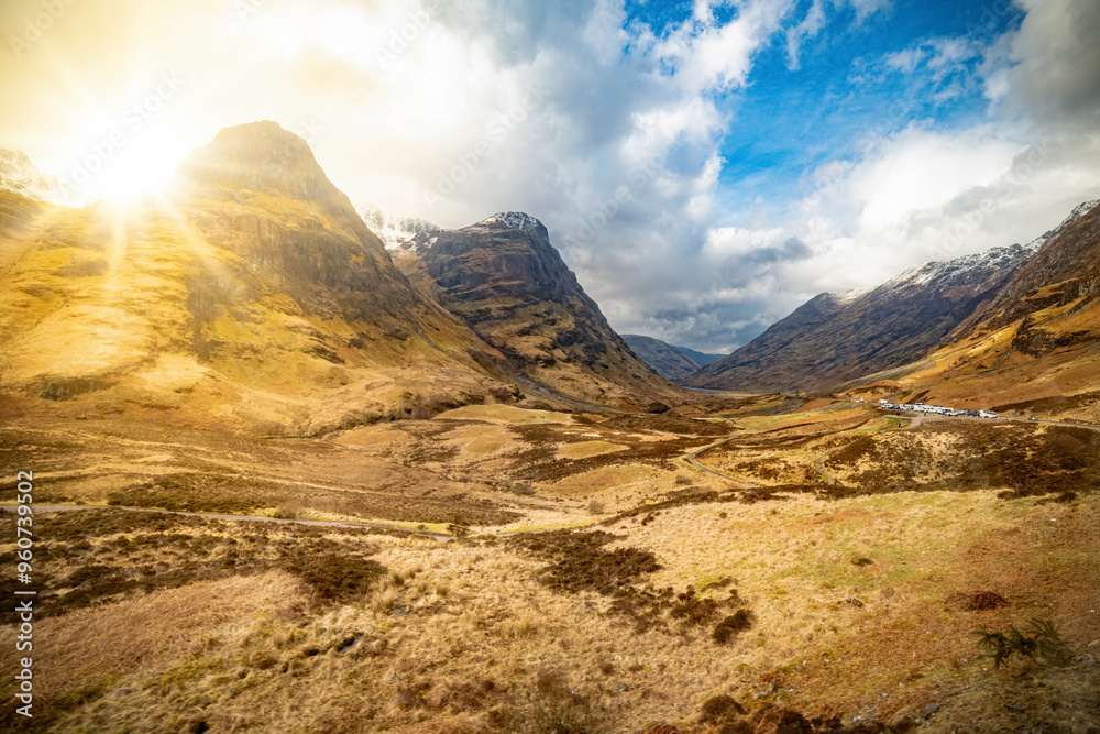 Fototapeta premium Escocia, viaje a las Highlands, las tres hermanas, las montañas más famosas de las tierras altas.