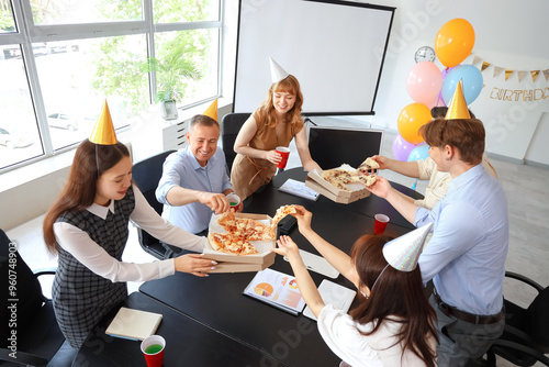 Canvas Print Group of business people eating pizza at birthday party in office