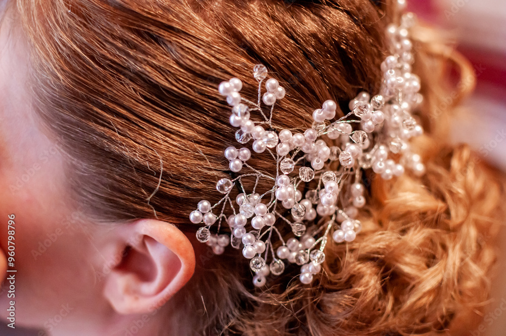 Naklejka premium Elegant Bridal Hairstyle Adorned with Delicate Pearl Hairpiece