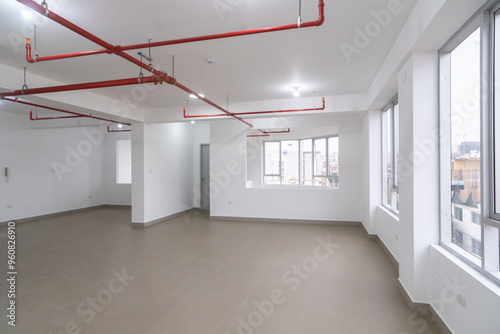 Amplia piso para oficinas color blanco con visa exterior y sistema contra incendios 