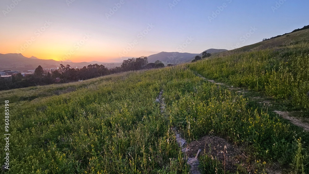 Naklejka premium Sunset On The Hills of San Luis Obispo, CA