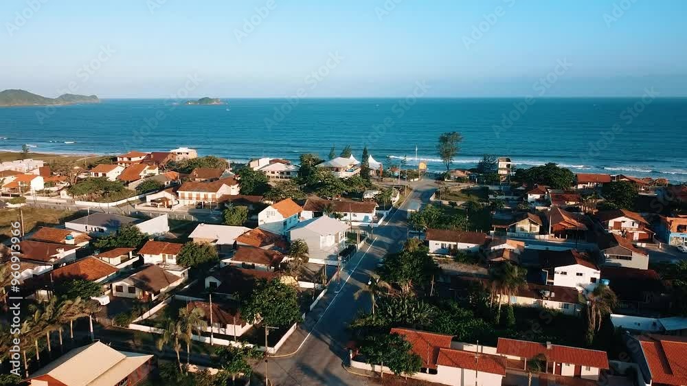 Imagem aerea de drone de um final de tarde em uma praia no Brasil.