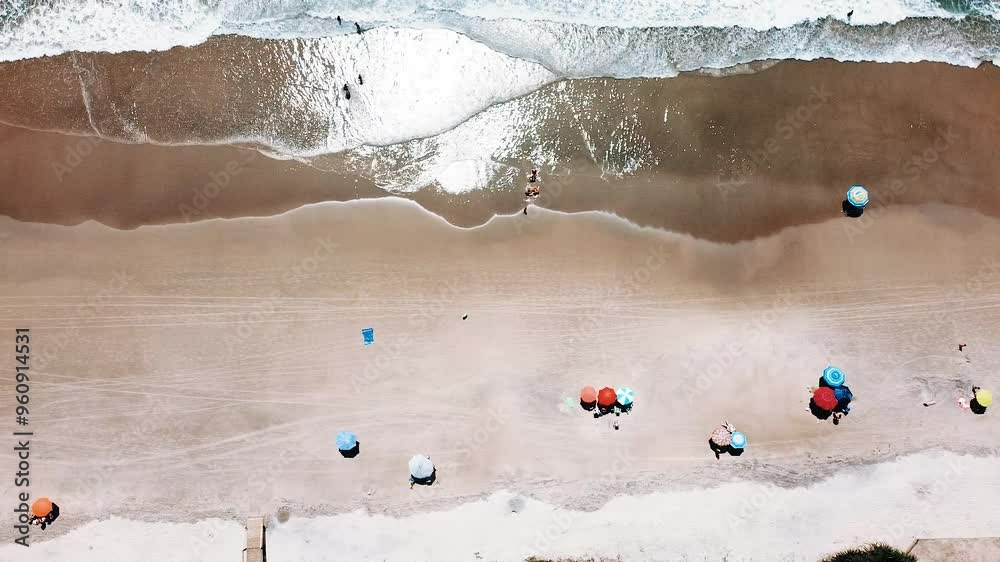 Vista aérea de drone voando sobre uma bela praia no Brasil, com vista para as ondas do oceano e água batendo na praia de areia do ângulo superior 