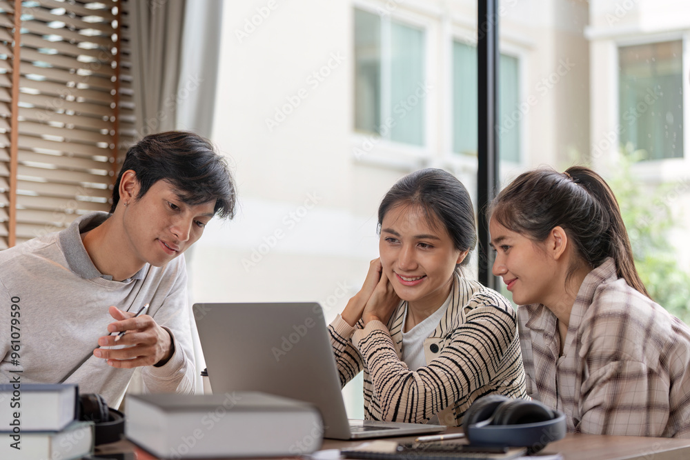 Group discussion around laptop enhances learning process Group discussion around laptop enhances learning process