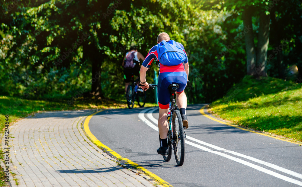 Obraz premium Cyclist ride on the bike path in the city Park