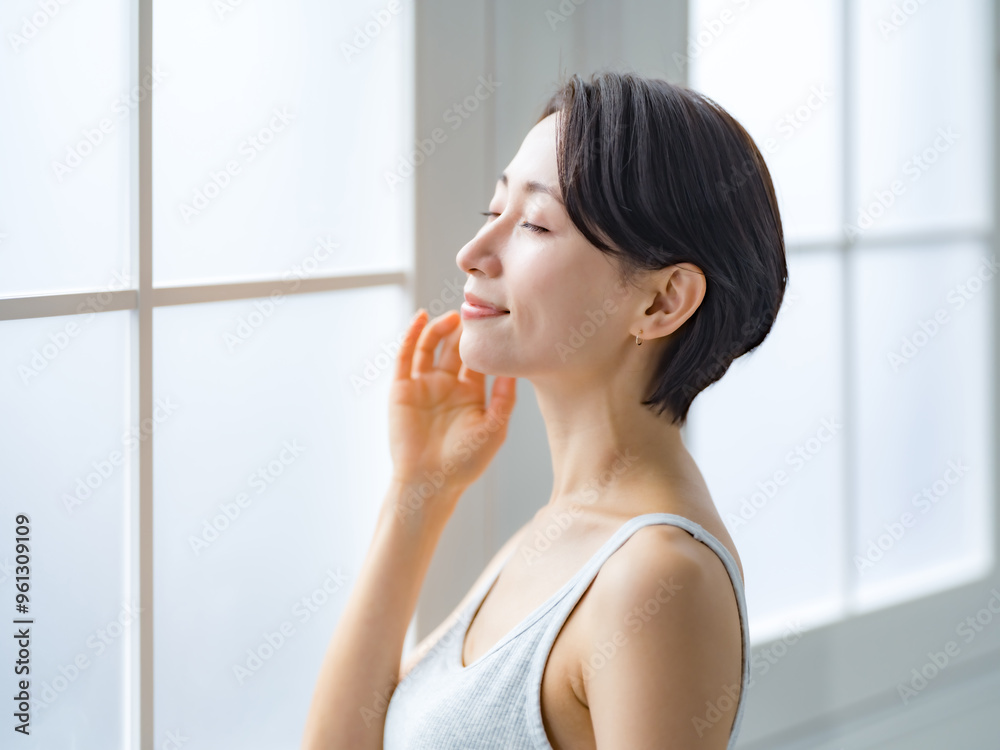 目を閉じる女性 目を閉じる女性