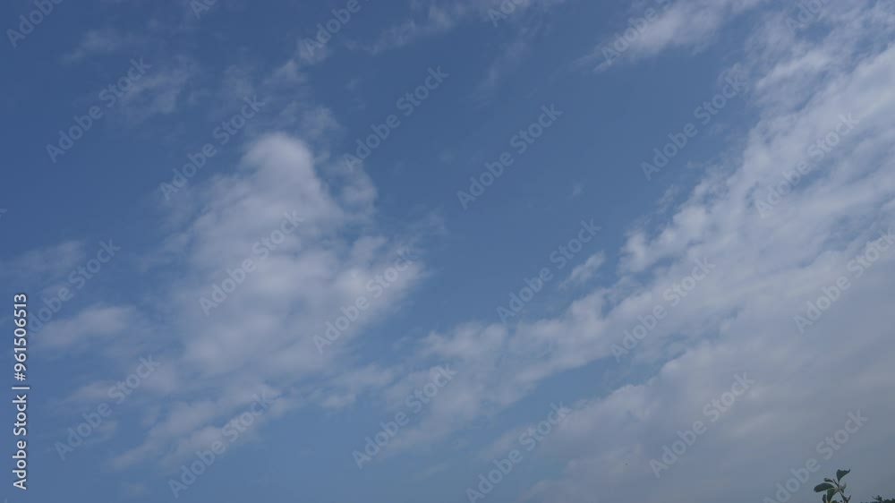White clouds flowing in the blue sky, time lapse, hyper lapse, speedlamp_3 White clouds flowing in the blue sky, time lapse, hyper lapse, speedlamp_3