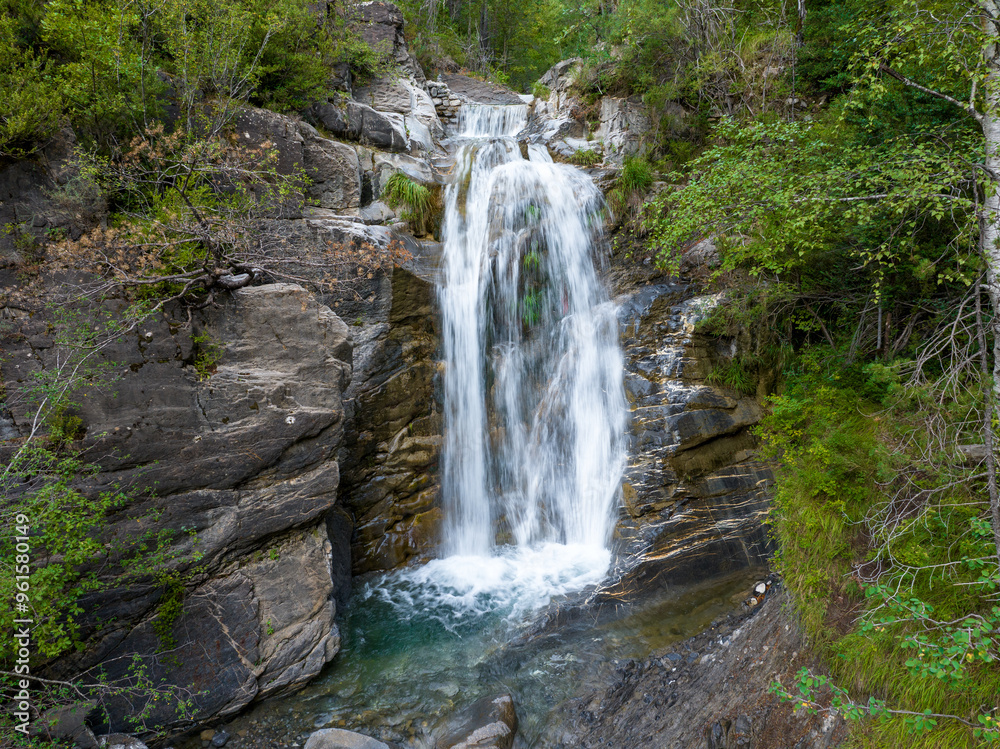 Barranco y cascada del Asieso en el Valle de Tena Huesca Barranco y cascada del Asieso en el Valle de Tena Huesca