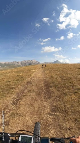 in bicicletta su prateria, altopiano di campo imperatore in abruzzo in Italia
