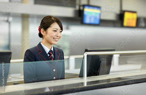 笑顔の空港カウンターの女性スタッフ