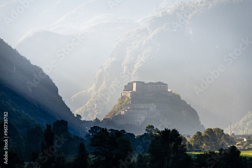 Foto View of the fort of bard in the morning fog, aosta valley, italy