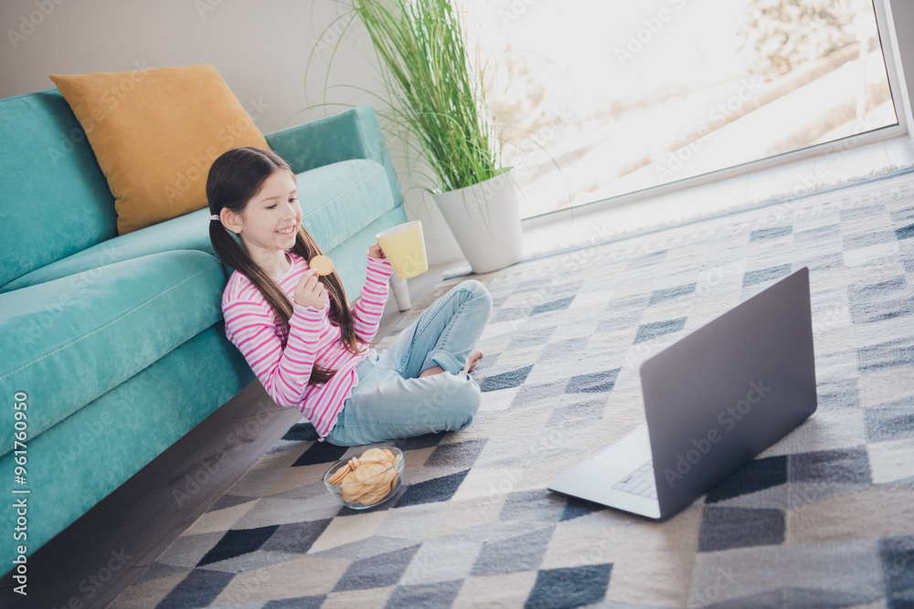Φωτογραφία Photo of young funny kid little brunette girl staying home alone watching cartoo